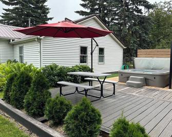 Charming 2-bedroom pet friendly house with hot tub and fire pit in Breckenridge - Breckenridge - Patio