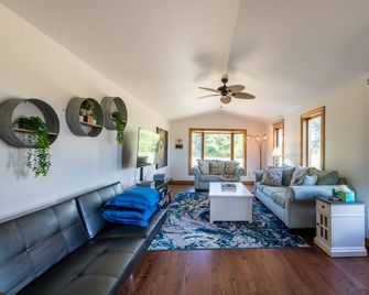 Luxurious farmhouse with breathtaking views on sprawling 14-acre farm - Ringoes - Sala de estar