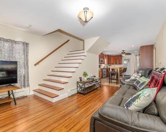 Katahdin Comfort - A Beautiful Four Bedroom Home - Millinocket - Living room