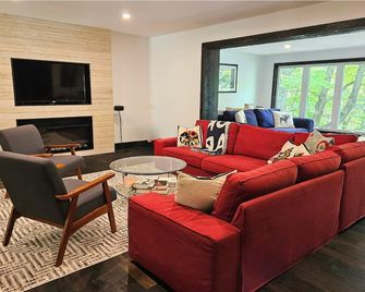 Lake of Bays Getaway -Waterfront Cottage with Scenic Rooftop Boathouse - Dwight - Вітальня