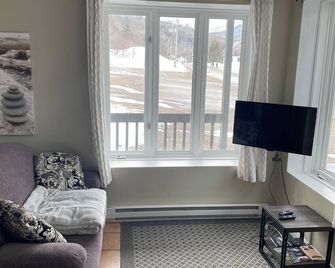 Cozy Nest at L'Anse-Saint-Jean - L'Anse Saint-Jean - Sala de estar