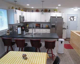 Mississippi riverview guesthouse near historic downtown LeClaire. - Le Claire - Kuchyň