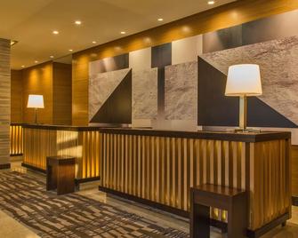 Holiday Inn & Suites Makati - Makati - Front desk