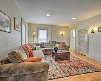 Home with Patio, 2 Blocks to St Lawrence River - Clayton - Salon