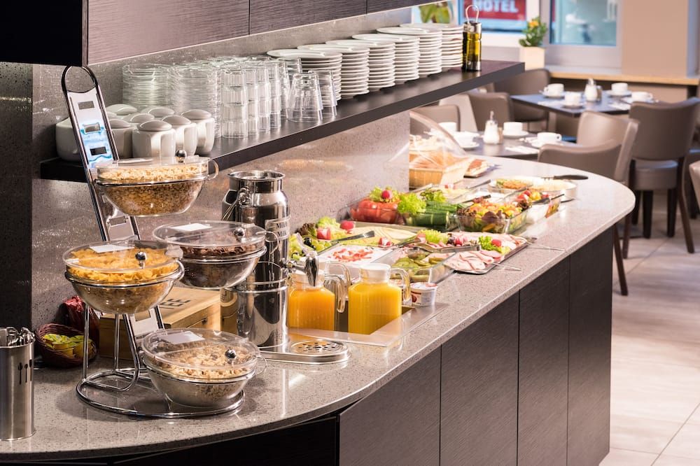 Buffet view of Hotel Munich Inn - Design Hotel