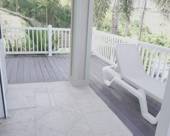 LUX Suites - 2-bedroom apartment in Halfmoon Bay - Half Way Tree - Balkon