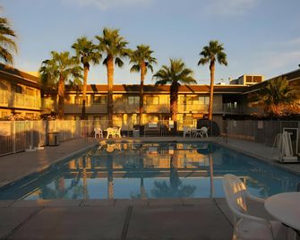 Econo Lodge Inn & Suites Yuma - Yuma - Piscina