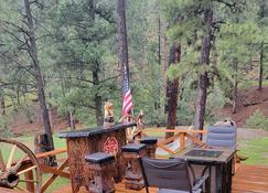 Beautiful Cabin on an Acre of Wilderness W/hot tub-10 min from town - Ruidoso - Patio
