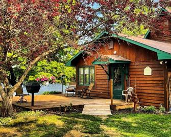 Sugar Maple at Hansen Lake, 6 Beds, Historic Charm - Park Falls - Patio