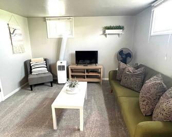 Cozy basement apartment - blocks from Old Town - Pocatello - Living room