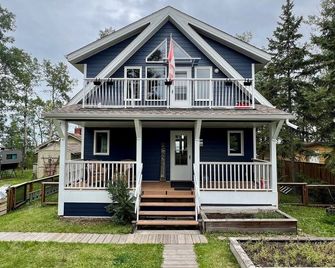 Spacious four season lake front Cabin on Gull Lake - Rimbey - Building