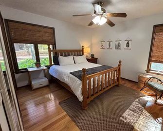Quiet and Cozy Family Home, 3 beds, 2 baths - Midland