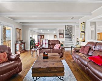 Lake Palestine 3.5-Story Waterfront House - Flint - Sala de estar