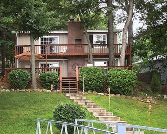 Conveniently Located Lakefront Home - Gorgeous Views - Privacy - Dock In Cove - Sunrise Beach - Edificio