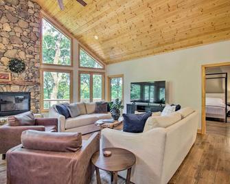 Luxe Wintergreen Resort Escape w/ Hot Tub! - Roseland - Sala de estar