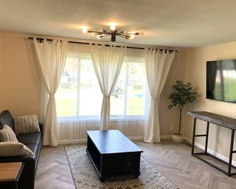 Comfy house - Centrally located - Rochester Hills - Living room