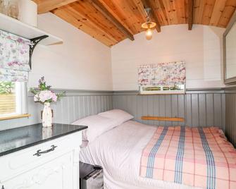 The Lazy Mare by The Water - Rugeley - Bedroom