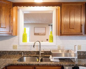 597 - 5BR Medford - Cozy Stay near Stone Zoo - Medford - Kitchen
