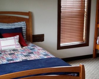 The Chestnut Barn built in 1830 is nestled in the quaint Amish town of Winesburg - Winesburg - Bedroom