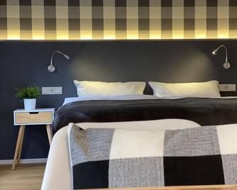 Bauernhaus Loth - exklusive Ferienwohnungen - Losheim am See - Schlafzimmer