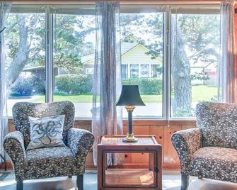 Pets OK, In town, Near Beach, Fireplace (Sandpiper) - Long Beach - Living room