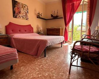 Three-Room Apartment La Formica Azzurra, Terrace Overlooking Hills, Yes Pets, Near Center - Lavagna - Bedroom