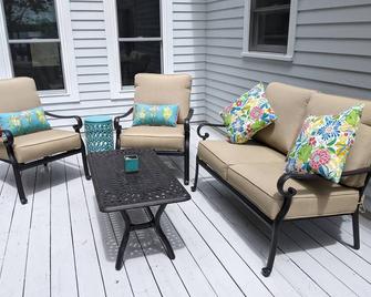 Waterfront home on beautiful Biscay Pond in Maine - Damariscotta - Patio