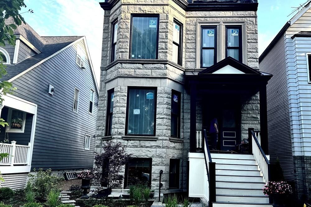 The Lyons' Lair - Chicago - Building