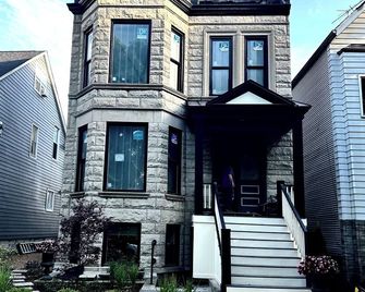 The Lyons' Lair - Chicago - Building