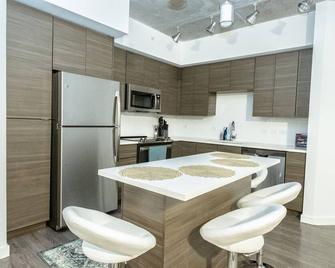 Disinfected unit. 5 min walk to UT. King bed. - Tampa - Kitchen