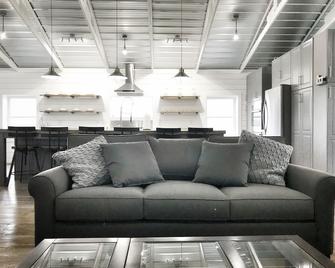Gorgeous Loft in Culver- Close to Culver Academies & Lake Maxinkuckee - Culver - Sala de estar