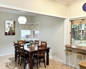 Buller Street House - Charlestown - Jídelna