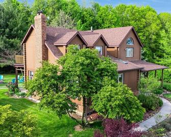Beautiful Log House with Hot tub and Fire Pit - Kingsville - Building