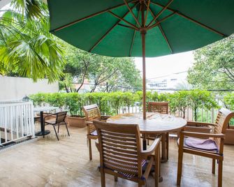 RedDoorz Plus Syariah near Mall Pondok Indah - Yakarta - Patio