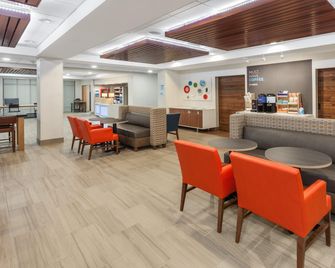 Holiday Inn Express & Suites Providence-Woonsocket by IHG - Woonsocket - Lounge