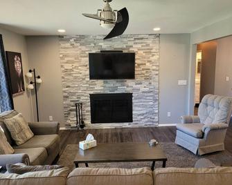 Newly Remodeled In The heart Of The Suburbs - Mosinee - Living room