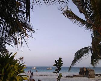 Ocean Front Beach Chalet With Sandy Beach, Room With Seaview - Diani Beach - Plage