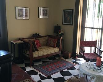 Casa Mazzi on the shores of Lake Victoria - Entebbe - Wohnzimmer