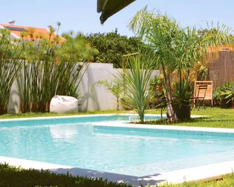 Vila Vale Guest House surf e yoga - Almada - Zwembad