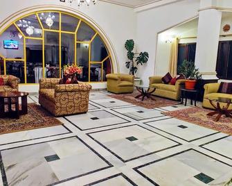 Royal Jardin Whistling Pines Resort - Mashobra - Lobby