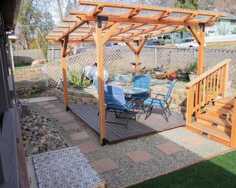 Cozy Quarters-Private Garden Entrance, Inflatable Spa,close To Yosemite & Casino - Tuolumne - Patio