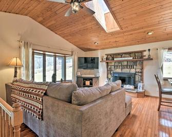 Lovely Terra Alta Cabin Less Than 1 Mi to Alpine Lake - Terra Alta - Living room