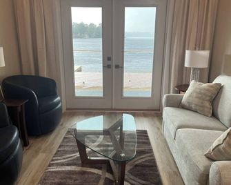 Quiet lakefront condo with the best views on Prestwood lake. - Hartsville - Вітальня