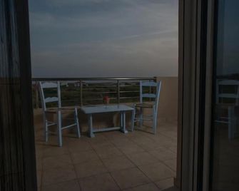 Elpidis Villa - Kokkinos Pyrgos - Balcón