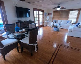 Mermaid House! Pool, Dockage, Outdoor Bar! - 램로드키 - 거실