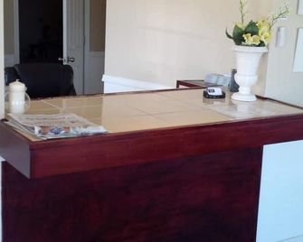 Holiday Lodge - Port Angeles - Front desk