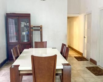 Hostel Wees een Kind - Malang - Comedor