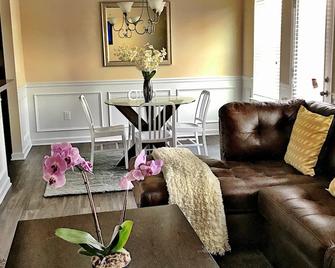 Luxurious New Atlanta Home Minutes From Airport - Fairburn - Living room