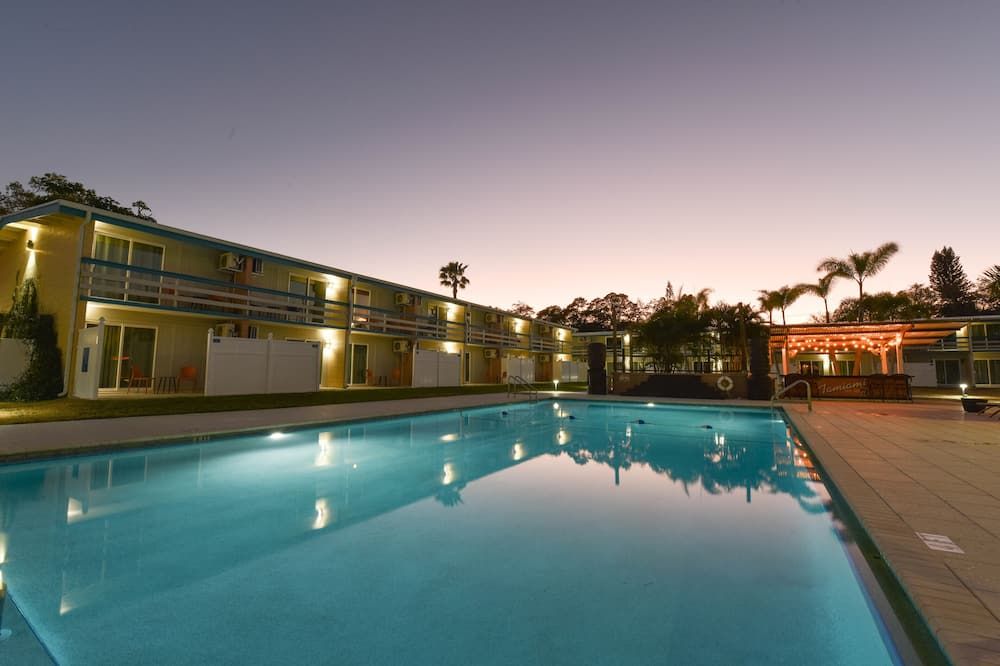 โรงแรมโกลเด้นโฮสท์รีสอร์ท - Sarasota - ซาราโซตา - สระว่ายน้ำ