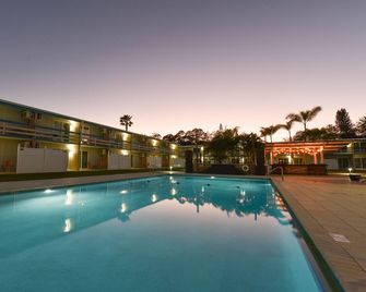 โรงแรมโกลเด้นโฮสท์รีสอร์ท - Sarasota - ซาราโซตา - สระว่ายน้ำ